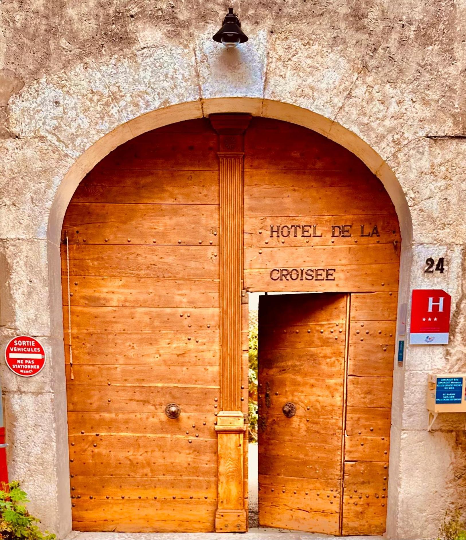 Hotel De La Croisee Poncin Bagian luar foto